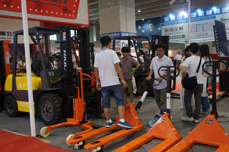 牛力展位現(xiàn)場(chǎng)_展品包括：內(nèi)燃叉車，全電動(dòng)搬運(yùn)車，全電動(dòng)升高車，手動(dòng)搬運(yùn)車，電子秤搬運(yùn)車，腳輪等。